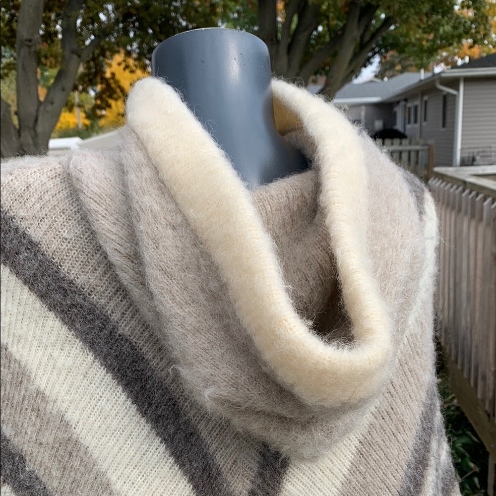 Vintage Hilda Ltd Hooled Poncho - Fuzzy Wool Statement Piece - Picture 12 of 13